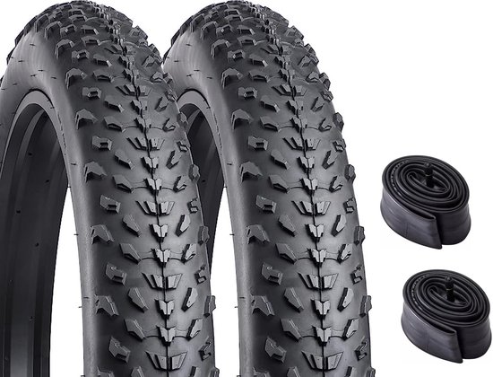 Twee 20 x 4.0 inch zwarte fatbike buitenbanden met grof noppenprofiel, met twee losse binnenbanden ernaast.