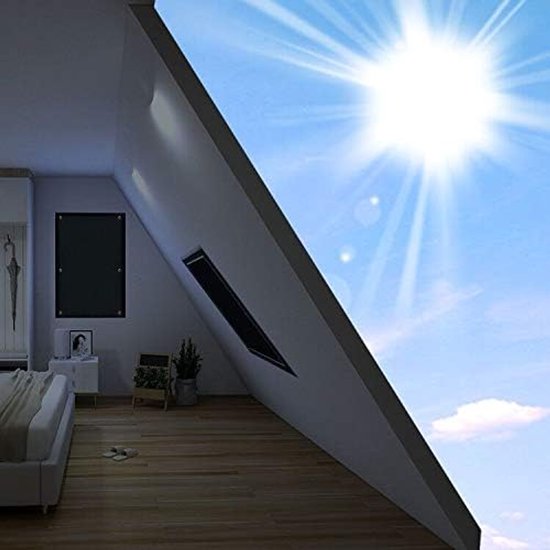 Zwarte raamfolie aangebracht op een schuin dakraam in een slaapkamer met zonlicht.