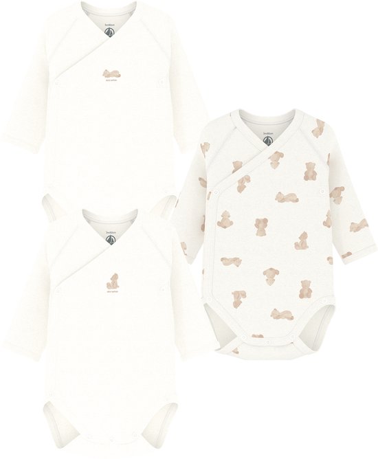 Drie witte wikkelrompertjes met lange mouwen. Twee effen met teddybeerdetail, één met teddybeerprint.