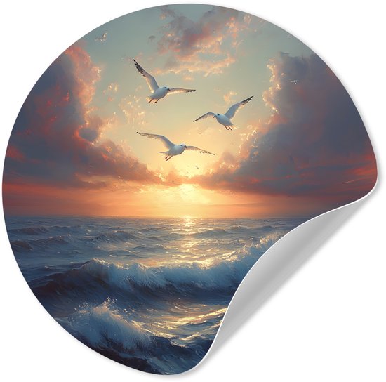 Zelfklevende muurcirkel met een gedetailleerde print van meeuwen boven een woelige zee bij zonsondergang.