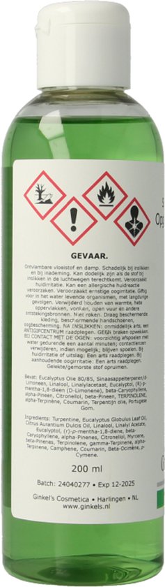 Fles met groen saunaconcentraat, etiket met waarschuwingssymbolen en ingrediëntenlijst.