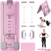 Roze Foompad Pilates set. Board met accessoires zoals spaningsbanden, push-up hendels en kniemat. Vrouwen doen oefeningen.