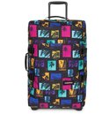 Koffer met zwart als basiskleur en een opdruk van palmbomen en gebouwen in felle kleuren. Eastpak logo.