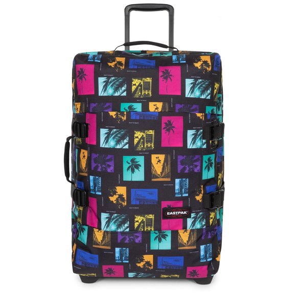 Koffer met zwart als basiskleur en een opdruk van palmbomen en gebouwen in felle kleuren. Eastpak logo.