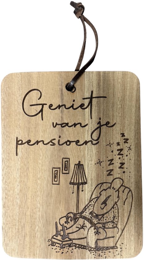 Houten bord met tekst 'Geniet van je pensioen' en een tekening van slapende persoon in fauteuil.