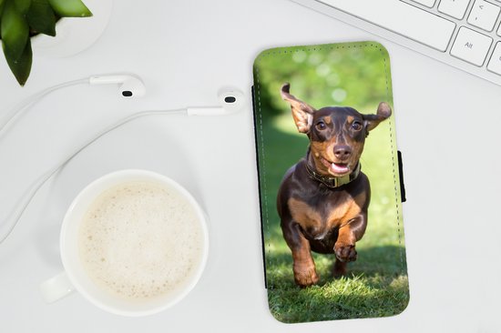 Bookcase Adaptée à la coque de téléphone iPhone 13 - Un Teckel sprintant - Avec compartiments - Étui portefeuille avec fermeture magnétique