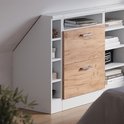 Witte kast met schuine zijde en 2 lades met houtlook fronten en metalen handgrepen.