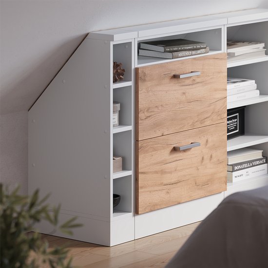 Witte kast met schuine zijde en 2 lades met houtlook fronten en metalen handgrepen.