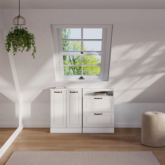 Witte kast met twee deuren links en twee lades en een open vak rechts, naast een raam.