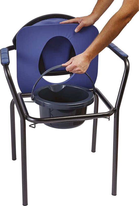 Een blauwe toiletstoel met grijze emmer, de zitting wordt omhoog gehouden door een hand.