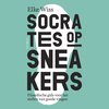 Boekomslag met de titel 'Socrates op sneakers' door Elke Wiss, een filosofische gids voor het stellen van goede vragen.