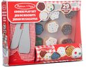 De verpakking van een 'Melissa & Doug Cookie Play Set'. De doos bevat houten koekjes, een bakplaat, ovenwant, spatel en mes.