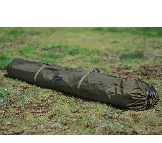 Olijfgroene visbrolly opgerold in draagtas, liggend op gras.