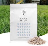 Een pak 'EASY MOW' gazonmest met de tekst 'EASY MOW' en korrels, gefotografeerd op een groen gazon.