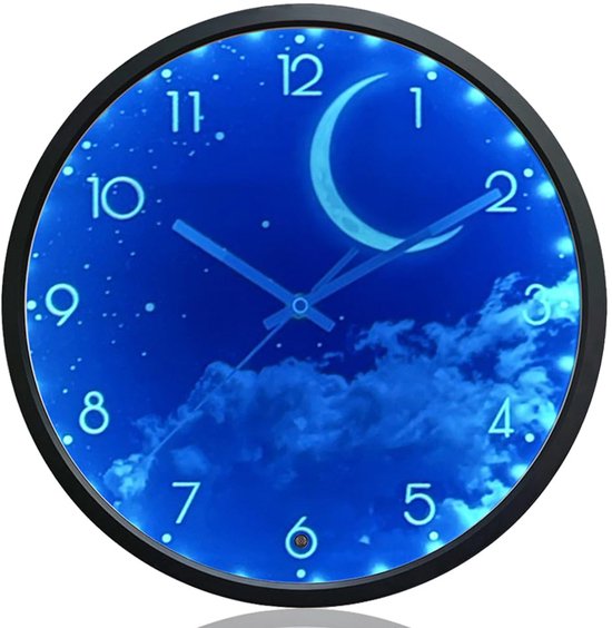 Zwarte ronde wandklok met een blauw verlichte wijzerplaat met een maan, wolken en sterren. De cijfers en wijzers zijn wit.