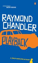 Boekcover van 'Playback' met een oranje silhouet van een auto en de titel in witte letters op een blauwe achtergrond.
