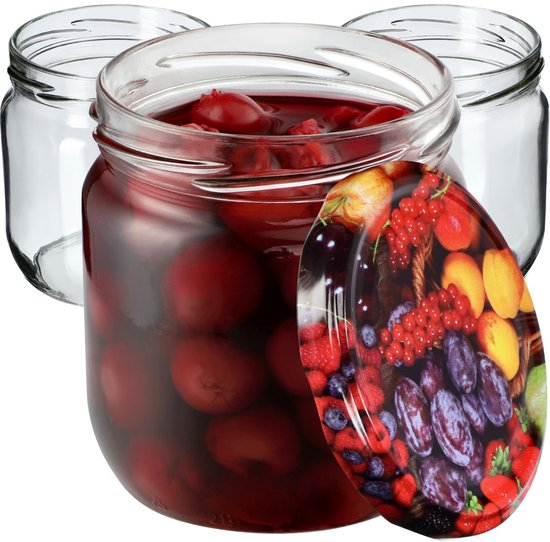 Un bocal rempli de prunes rouges en sirop, avec un couvercle à motif de fruits.