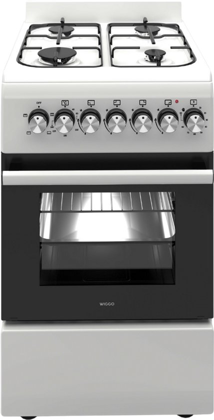 Wit vrijstaand gasfornuis met zwarte kookplaat, vier branders en een oven met zwarte glazen deur.