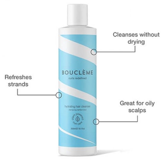 Witte fles met blauwe golvende strepen. Tekstlijnen wijzen naar de fles: 'Cleanses without drying', 'Refreshes strands', 'Great for oily scalps'.