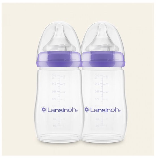 Twee Lansinoh babyflessen van 240 ml met paarse ring en Natural Wave speen op een lichte achtergrond.