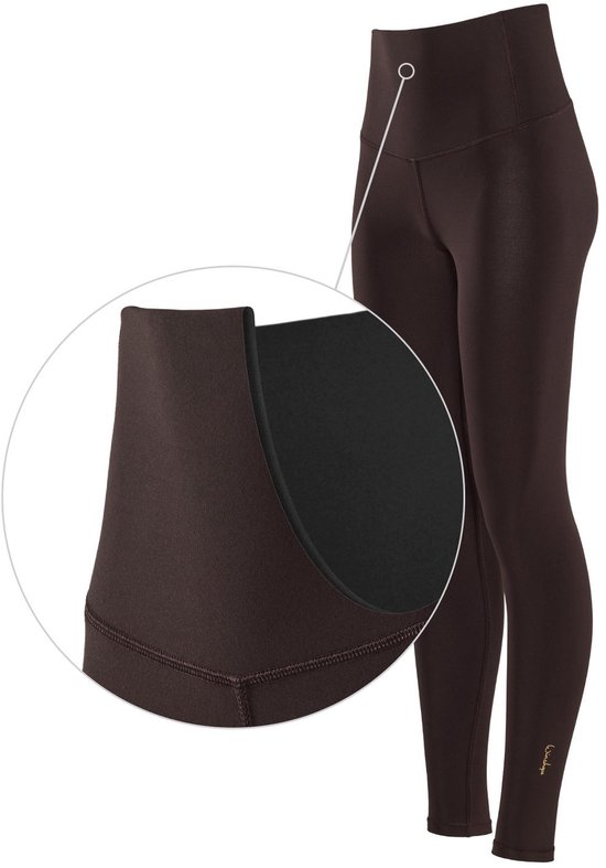Close-up van de hoge taille van een bruine legging, met een detail van de voering.