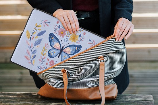 Laptophoes 14 inch - Vlinder - Lichtblauw - Sierlijk - Bloemen - Laptop sleeve - Binnenmaat 33x23 cm - Zwarte achterkant