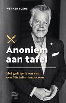 Portret van Werner Loens, auteur van 'Anoniem aan tafel'. Hij draagt een donker colbert en een licht overhemd.
