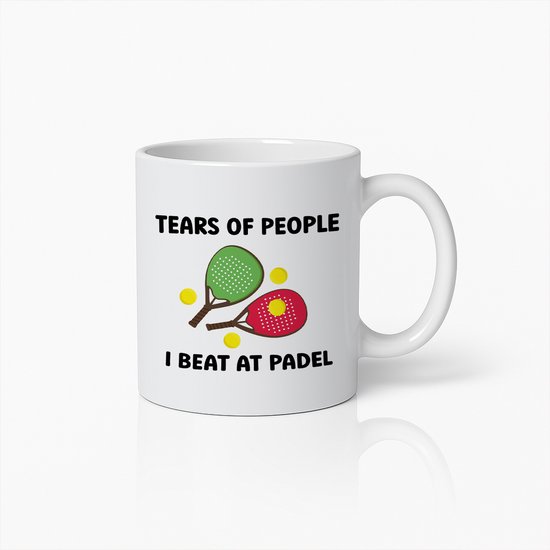 Tasse blanche avec le texte 'TEARS OF PEOPLE I BEAT AT PADEL' et une image de raquettes de padel vertes et rouges avec des balles jaunes.