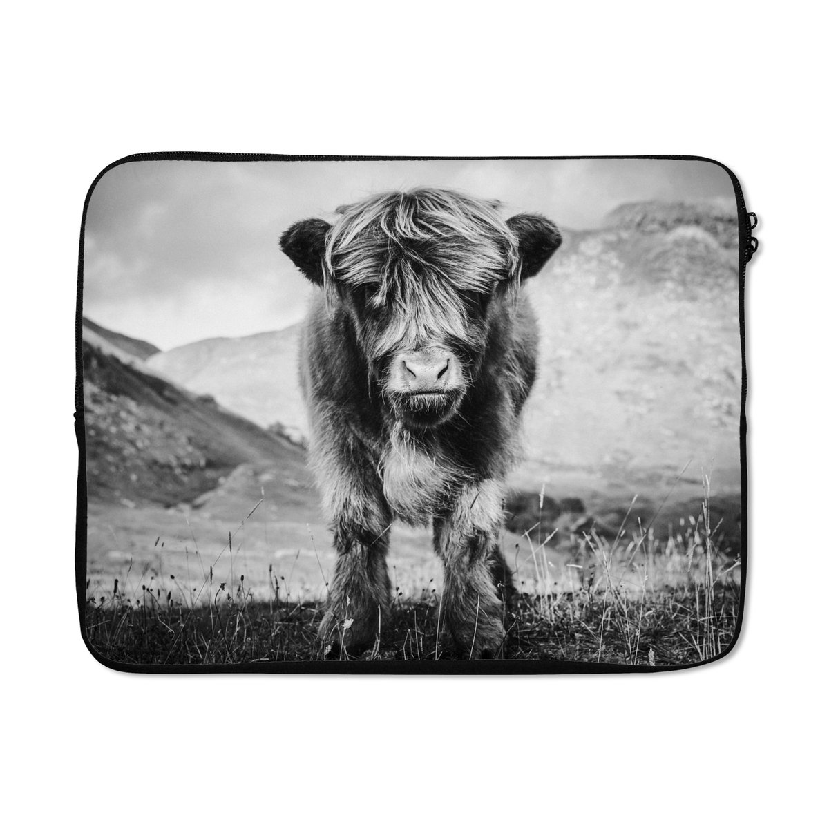 Laptophoes 15.6 inch - Schotse Hooglander - Berg - Zwart - Wit - Laptop sleeve - Binnenmaat 37x26 cm - Zwarte achterkant