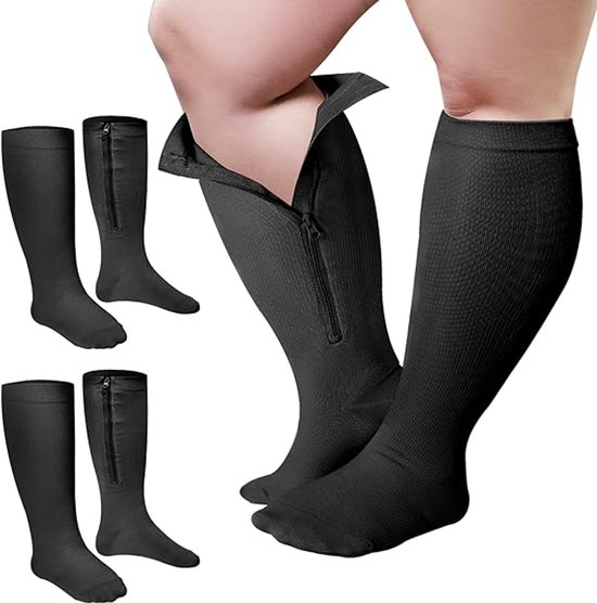 Een persoon draagt zwarte compressiekousen tot boven de knie, met rits. Ook tonen van de kousen op een witte achtergrond.