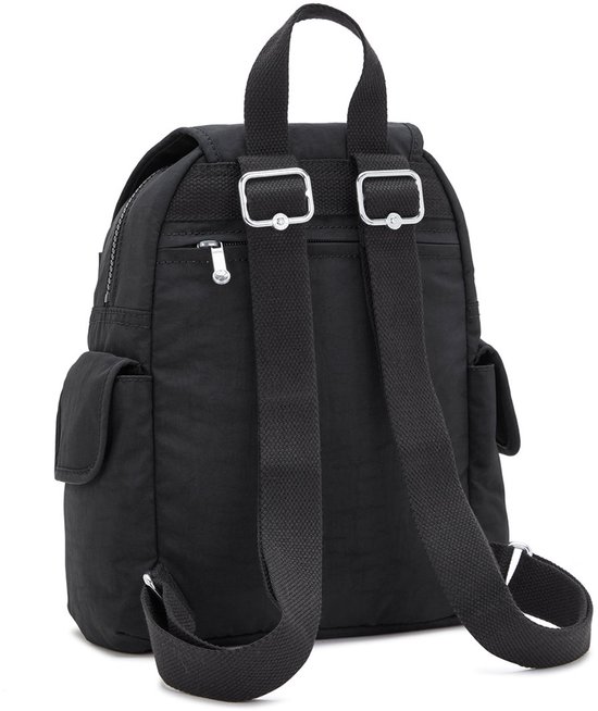 Achterkant van zwarte Kipling rugzak met banden en zilverkleurige gespen.