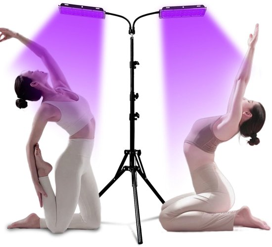 Twee vrouwen in yogahoudingen, belicht door dubbele paarse lampen op een statief.