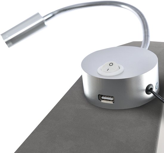 Zilverkleurig leeslampje met flexibele arm, ingebouwde USB-poort en ronde aan-uit schakelaar.
