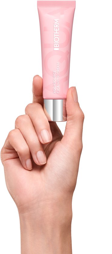 Een hand houdt een roze Biotherm Aquasource Cica Nutri Cream tube met zilveren dop.