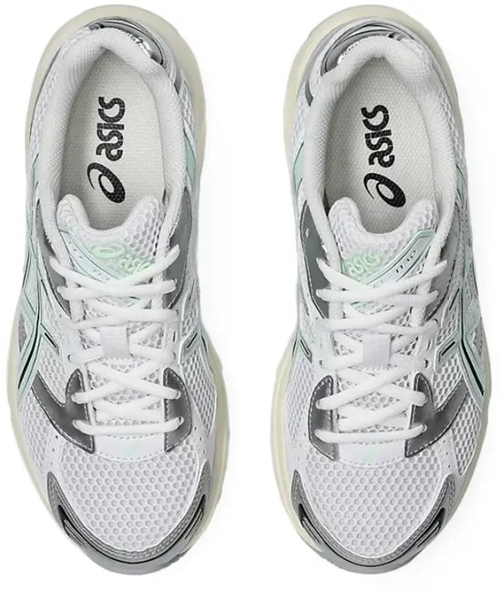 Bovenkant van witte Asics sneakers met mintgroene en zilveren accenten en crèmekleurige zolen.