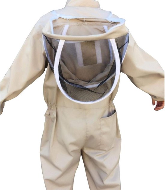Beige imkerpak met een net voor het hoofd, van achteren gezien.