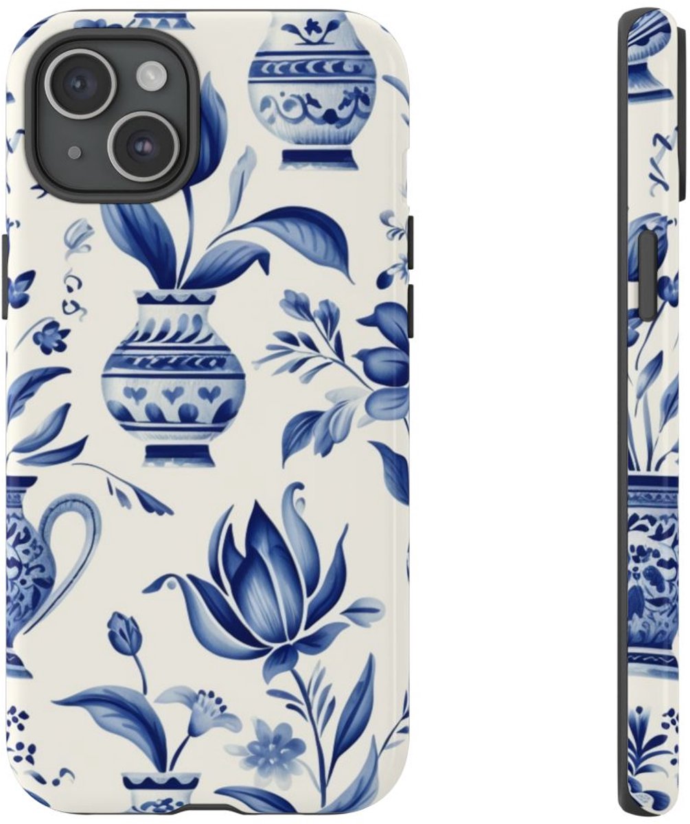 Blauw Bloemmotief met Delfts Vaaspatroon – Telefoonhoesje Geschikt voor iPhone 15 Plus