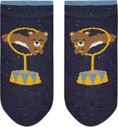 Twee donkerblauwe sokken met een bruine beer die door een hoepel springt, met een gele circustent onderaan.