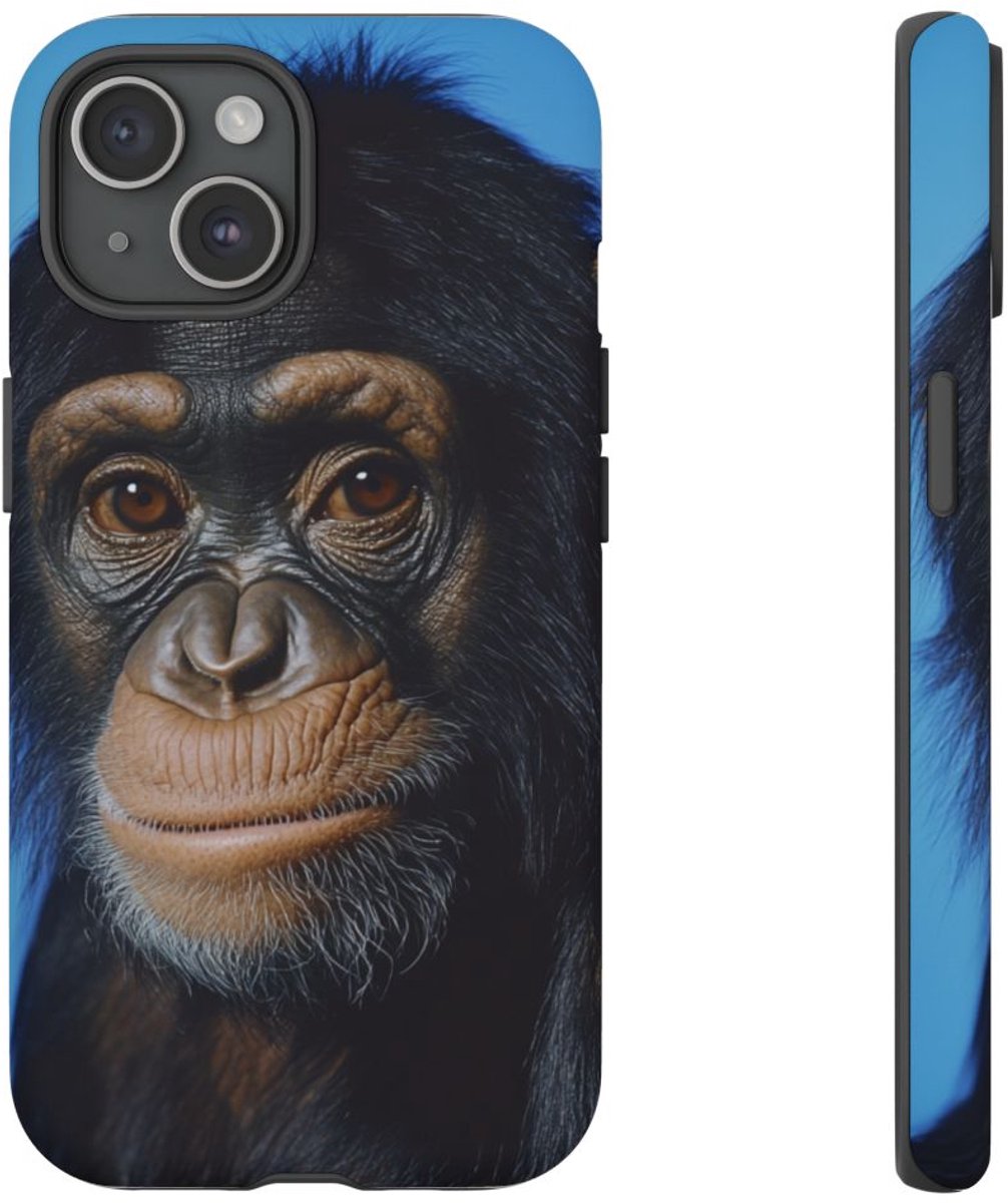Apenportret met Blauwe Achtergrond – Telefoonhoesje Geschikt voor iPhone 15