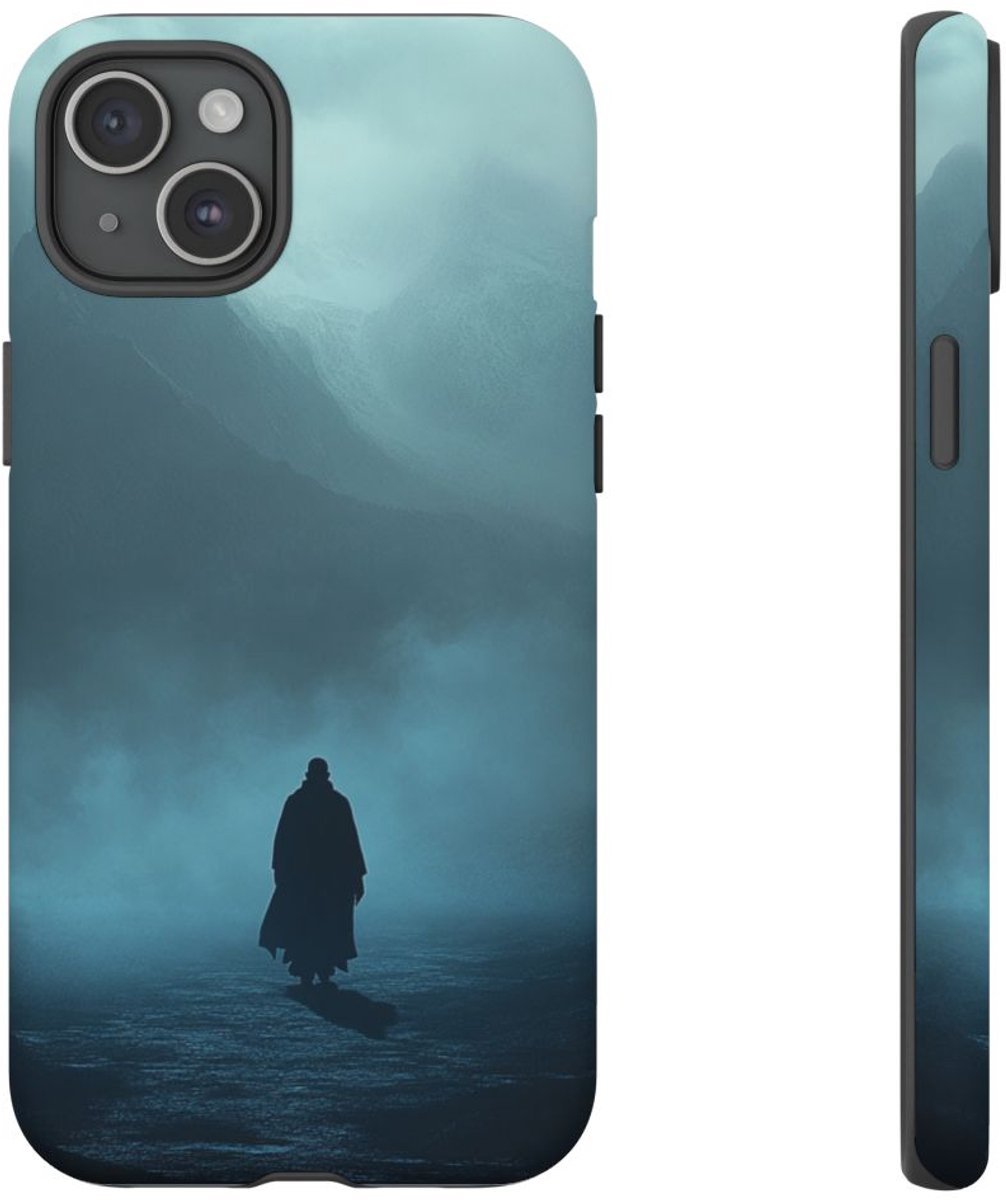 Schimmige Gestalte in Mist – Telefoonhoesje Geschikt voor iPhone 15 Plus