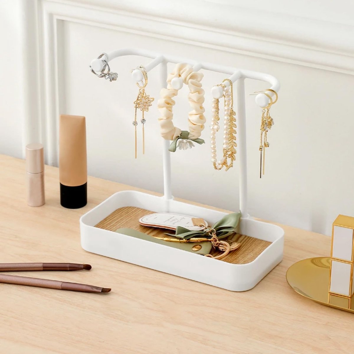 Elegante witte sieradenstandaard van Diompirux met 5 haken, sieradenhouder met houten opbergbasis, compacte sieradenorganizers, voor kettingen, oorbellen, ringen, horloges, armbanden, decoratieve esthetische accessoires