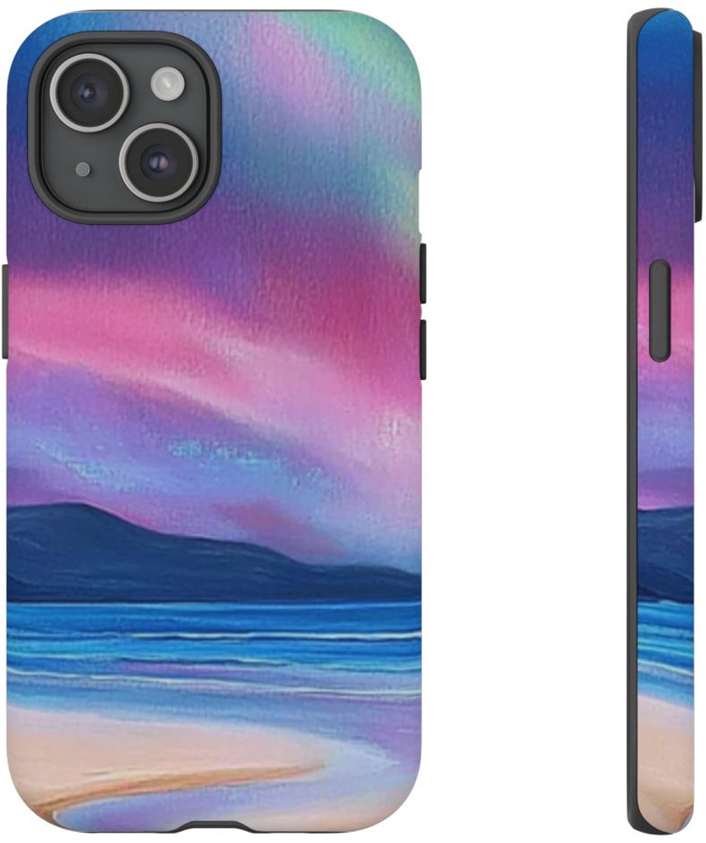 Noorderlicht Boven Rotsachtige Kust en Strand – Telefoonhoesje Geschikt voor iPhone 15