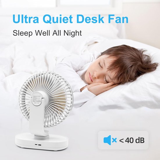 Witte ventilator op een nachtkastje naast een slapend kind, met indicatie '< 40 dB'.