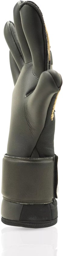 Zwarte keepershandschoen met gouden accenten, zijkant zichtbaar.