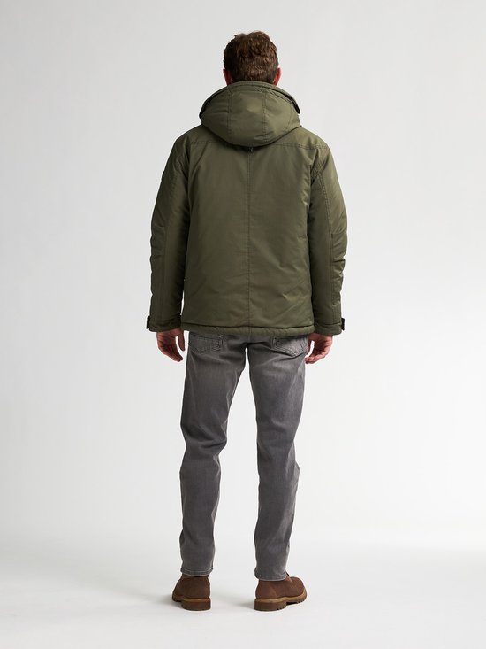 Groene herenparka, achterkant, gedragen met grijze jeans.