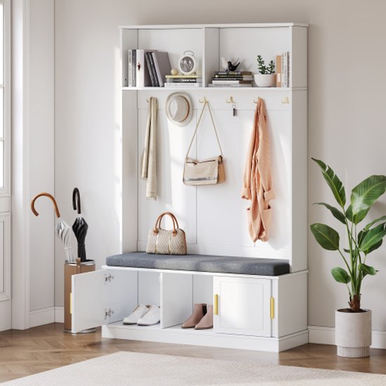 Witte kapstok met grijze zitbank, zes haken, bovenste planken met boeken en decoratie, jassen, een tas, een hoed en schoenen.