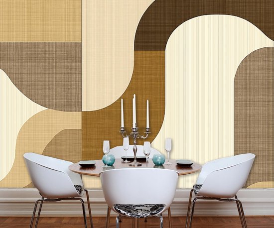 Abstract behang met golvende vormen, beige, bruin, crème tinten. Gedecoreerde tafel met stoelen.