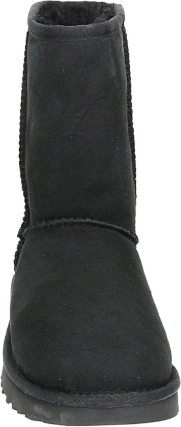 Zwarte UGG Classic Short II laars, met stiksels.