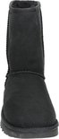 Zwarte UGG Classic Short II laars, met stiksels.