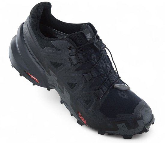 Zwarte trailschoen met rode 'Contagrip' en 'SensiFit' logo's, Gore-Tex merktekst en veterstopper.